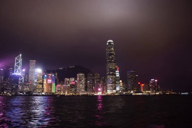 Senfoni ışıkların zaman gösteri yolcuları insanlar için 5 Eylül 2018 üzerinde akşam Hong Kong, Çin'in muhteşem ışık ve ses Fuarı nda Victoria Harbour olduğunu