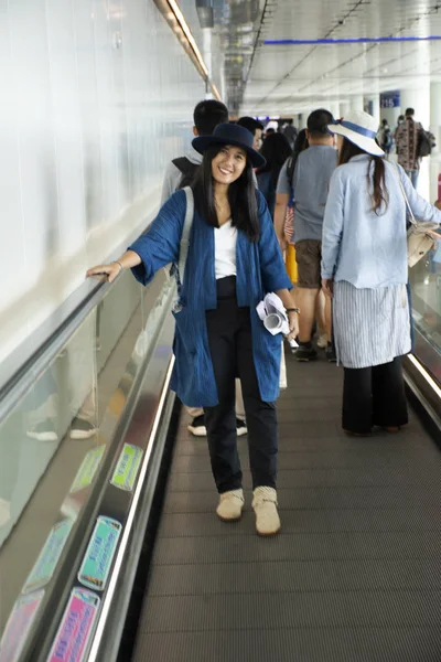 Yolcuları Taylandlı Kadın Terminal Gitmek Hong Kong Uluslararası Havaalanı Veya — Stok fotoğraf