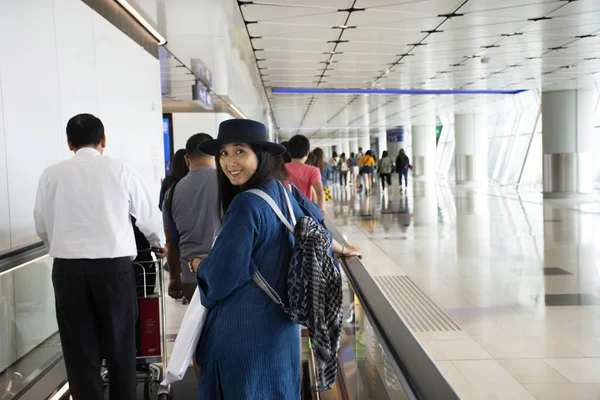 Cestovatelé Thajská Žena Chůze Terminálu Přejít Autobusové Nádraží Hongkongské Mezinárodní — Stock fotografie