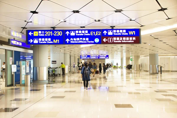 Kinesiska Personer Och Utlänningar Resenären Promenader Terminal Hongkongs Internationella Flygplats — Stockfoto