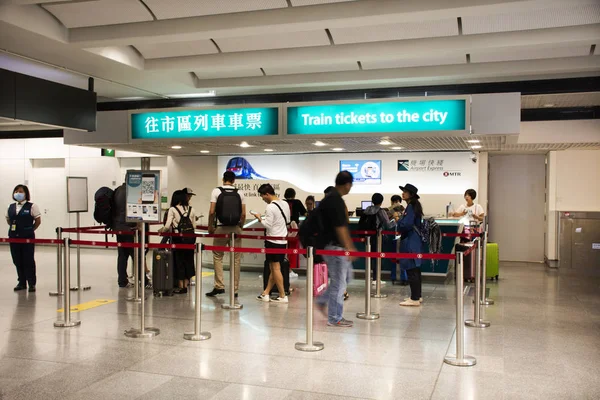Китайцы Иностранные Путешественники Ожидающие Очереди Покупают Билеты Автобусы Аэропорту Гонконга — стоковое фото