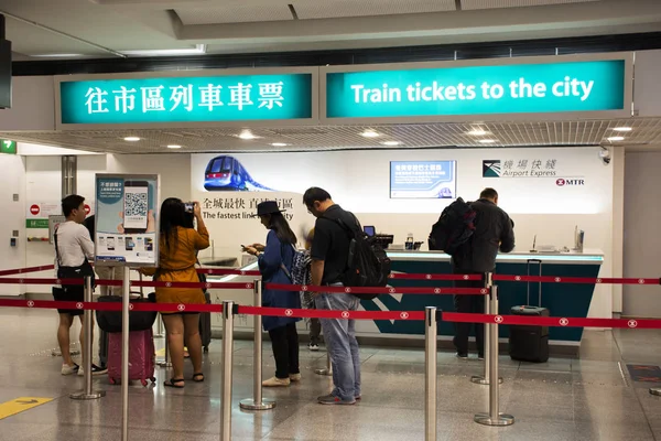 Kineser Och Utlänning Resenär Väntar Linje Upp Köpa Bussar Biljett — Stockfoto