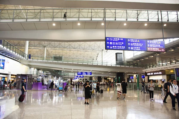 Китайцы Иностранцы Путешествуют Пешком Терминале Международного Аэропорта Гонконга Аэропорта Чек — стоковое фото