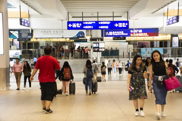 Čínských Lidí Cizinců Turistické Procházky Terminálu Mezinárodního Letiště Hong Kongu — Stock fotografie