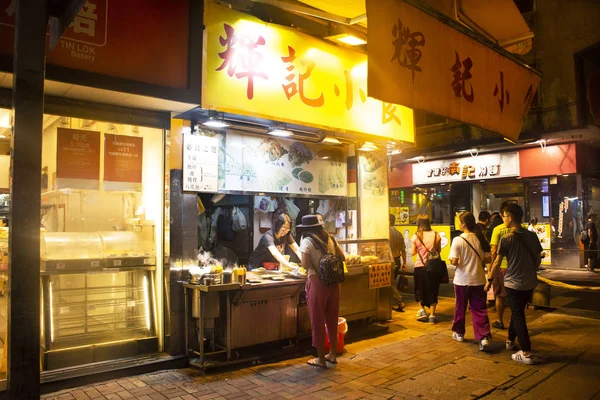 Травелеры Тайская Женщина Выбирает Покупает Кухню Street Food Рядом Дорогой — стоковое фото