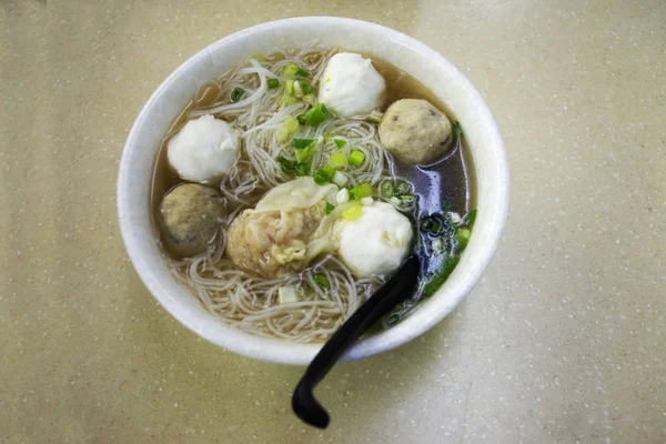 豚肉ミートボールとシーフードのミートボールで香港 中国現地のレストランで香港風ヌードル スープ — ストック写真