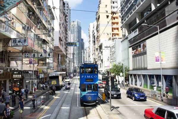 Verkehrsstraße Mit Retro Straßenbahn Und Chinesen Beim Überqueren Der Straße — Stockfoto