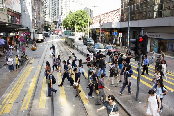 レトロなトラムと歩行横断道路灣道路中央へ中国 香港のコーズウェイ 2018 日にベイの間の中国の人々 の交通路 — ストック写真