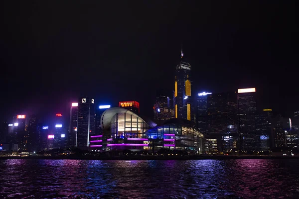 光のシンフォニーはビクトリア ハーバーの壮大なの光と音のショーを香港 中国で 2018 日のショーの方の人々 の時間を夕方に — ストック写真