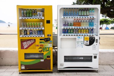 Sarı ve beyaz insanlar için otomatik makine otomat su ve meşrubat Repulse Bay kasık Park 9 Eylül 2018 Hong Kong, Çin'de satın