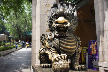Heykel taş Qilin dragon Wong Tai Sin Temple giriş insanlar için Guardian'daki ziyaret edin ve Kowloon Hong Kong, Çin ' 9 Eylül 2018 üzerinde dua saygı