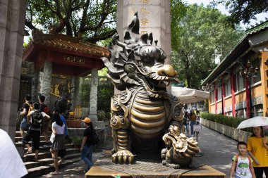 Heykel taş Qilin dragon Wong Tai Sin Temple giriş insanlar için Guardian'daki ziyaret edin ve Kowloon Hong Kong, Çin ' 9 Eylül 2018 üzerinde dua saygı