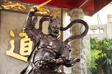 Heykel Çin Tanrı Tanrı Guardian'daki Wong Tai Sin Temple giriş insanlar için ziyaret edin ve Kowloon Adası'nda Hong Kong, Çin'de 9 Eylül 2018 üzerinde dua saygı