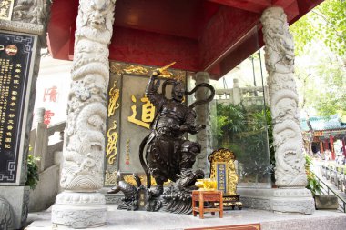 Heykel Çin Tanrı Tanrı Guardian'daki Wong Tai Sin Temple giriş insanlar için ziyaret edin ve Kowloon Adası'nda Hong Kong, Çin'de 9 Eylül 2018 üzerinde dua saygı