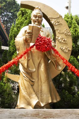 Ziyaret ve Çin Tanrı ve angel Wong Tai Sin veya Huang Da Xian Temple adlı Hong Kong, Çin'de 9 Eylül 2018 üzerinde dua saygı Çinli ve yabancı insanların seyahat