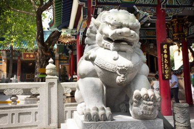 Wong Tai Sin Temple giriş insanlar için heykel taş aslan Guardian'daki ziyaret edin ve Kowloon Adası'nda Hong Kong, Çin'de 9 Eylül 2018 üzerinde dua saygı