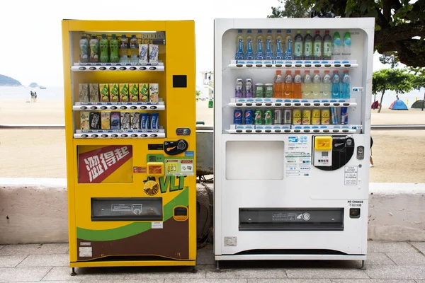 Máquina Automática Expendedora Amarilla Blanca Para Personas Que Compran Agua —  Fotos de Stock
