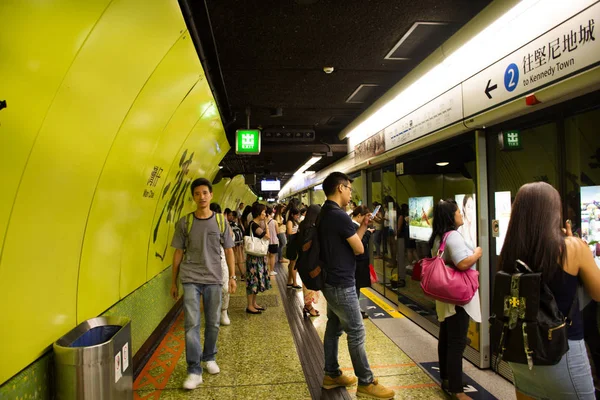 2018 日香港 中国で上下で待っている中国の人々 と外国人出張訓練旺角駅の地下の地下鉄 — ストック写真