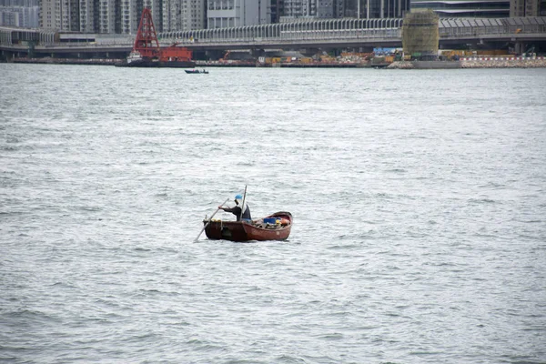 Povo Chinês Rema Barco Madeira Flutuante Mar Para Pescar Porto — Fotografia de Stock