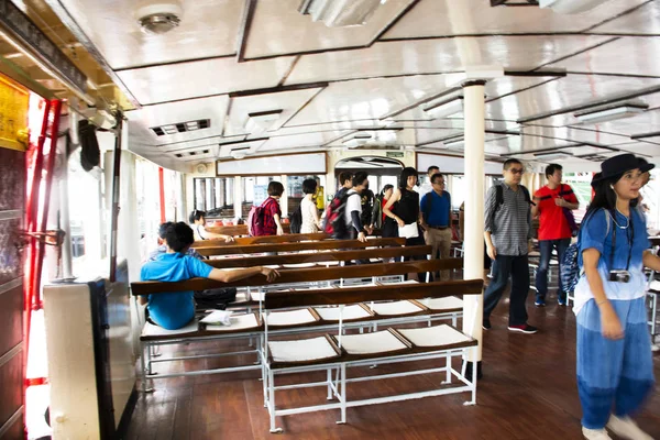 Chinese Mensen Buitenlanders Reizigers Lopen Vanaf Ferry Boot Naar Kowloon — Stockfoto