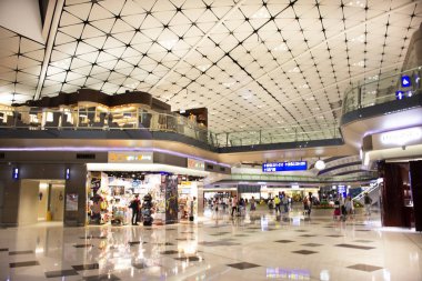Çinli ve yabancı gezginler Hong Kong Uluslararası Havaalanı veya Chek Lap Kok Havalimanı terminal 2 ' 10 Eylül 2018 üzerinde yürüme Hong Kong, Çin