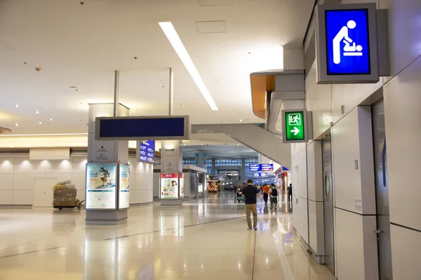 中国本土で 2018 日に香港国際空港や香港チェク ラップ コク国際空港のターミナル で歩く外国人出張 — ストック写真