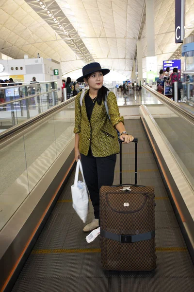 Utazó Thaiföldi Séta Húzza Csomagtér Mozgólépcső Terminál Chek Lap Kok — Stock Fotó