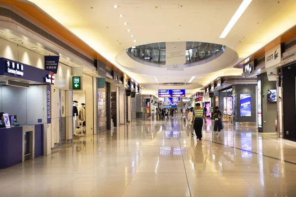 Viajantes Chineses Estrangeiros Caminhando Terminal Aeroporto Internacional Hong Kong Aeroporto — Fotografia de Stock