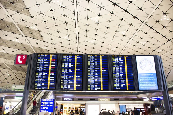 Information Board Hong Kong International Airport People Check Flight Passengers — Stock Photo, Image