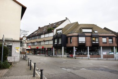 Manzara ve cityscape ve trafik yol ile antika dükkanı sabah Sandhausen ilçe ve köy 25 Ağustos 2017 üzerinde Heidelberg, Almanya'nın klasik binada