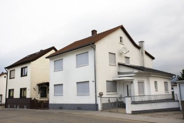 Klasik peyzaj ve cityscape ve trafik yol ile Vintage tarzı binada sabah Sandhausen ilçe ve köy Heidelberg, Almanya