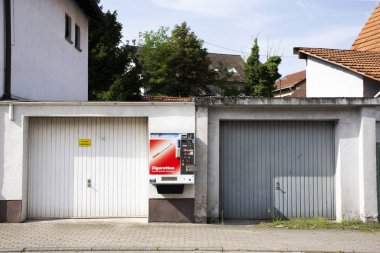 Otomatik satış sigara kutusu yanında yol Alman halkı için duvardaki satın Sandhausen village adlı 25 Ağustos 2017 üzerinde Heidelberg, Almanya