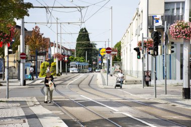 Tramvay çalıştırın ve için durdurma gönderip yolcular Alman halkı ve yabancı gezginler istasyonunda Sandhausen Köyü'nde 25 Ağustos 2017 üzerinde Heidelberg, Almanya
