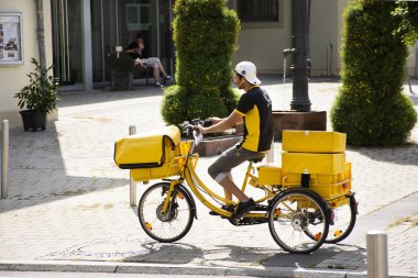 Alman halkının Bisikleti Bisiklet üç tekerlekli ve sepeti gazete ve broşür Sandhausen bölge Köyü'nde yolda evine 25 Ağustos 2017 üzerinde Heidelberg, Almanya'nın göndermek