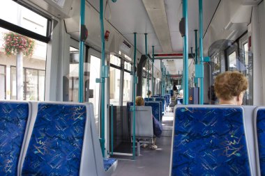 Tramvay üzerinde oturan Alman yolcu insanların Heidelberger altstadt veya old town Sandhausen köy İstasyonu adlı 25 Ağustos 2017 üzerinde Heidelberg, Almanya gitmek