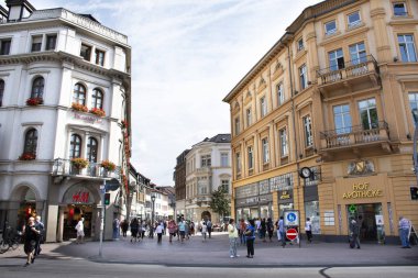 Alman halkı ve yabancı gezginler yürüyüş ziyaret edin ve heidelberger eski şehir meydanına veya marktplatz Heidelberg, Almanya'nın 25 Ağustos 2017 üzerinde alışveriş seyahat