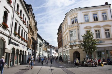 Alman halkı ve yabancı gezginler yürüyüş ziyaret edin ve heidelberger eski şehir meydanına veya marktplatz Heidelberg, Almanya'nın 25 Ağustos 2017 üzerinde alışveriş seyahat