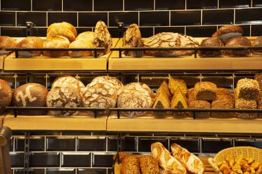 Fırın ekmek salonu ve Cafe Satılık Alman halkı ve yabancı yolcuları heidelberger Pazar Meydanı veya üzerinde 25 Ağustos 2017 marktplatz Heidelberg, Almanya