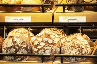 Fırın ekmek salonu ve Cafe Satılık Alman halkı ve yabancı yolcuları heidelberger Pazar Meydanı veya üzerinde 25 Ağustos 2017 marktplatz Heidelberg, Almanya