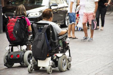Alman engelliler ve ziyaret ve üzerinde 25 Ağustos 2017 Baden Wurttemberg, Almanya Heidelberg veya Heidelberger old town adlı alışveriş yabancı gezginler