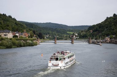 Ren ve Neckar Nehri sürme yolculukları getirmek yolcu seyahat etmek ziyaret ve Heidelberg kent riverside adlı 25 Ağustos 2017 üzerinde seyir Heidelberg, Almanya