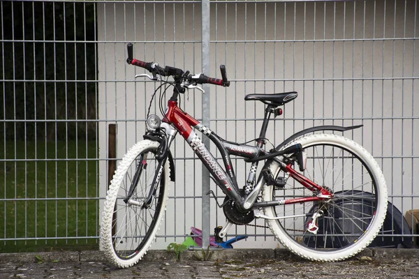 German People Stopping Lock Mountain Bike Steel Fence House Sandhausen — Stock Photo, Image