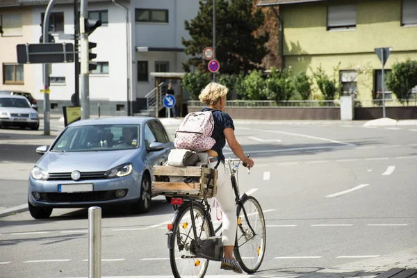 Sandhausen 路上自転車をバイクのドイツ人女性人が 2017 日にハイデルベルク キルヒハイム区村で道路とハイデルベルク ドイツにホーム行く — ストック写真