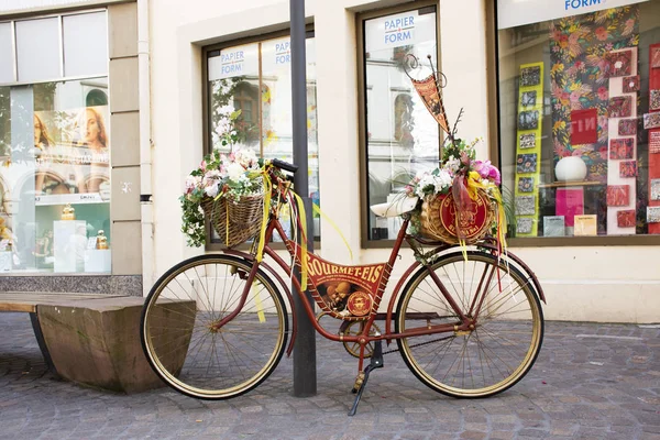 Класичний Ретро Vintage Велосипедів Квітами Кошик Зупиняючись Передній Частині Магазину — стокове фото