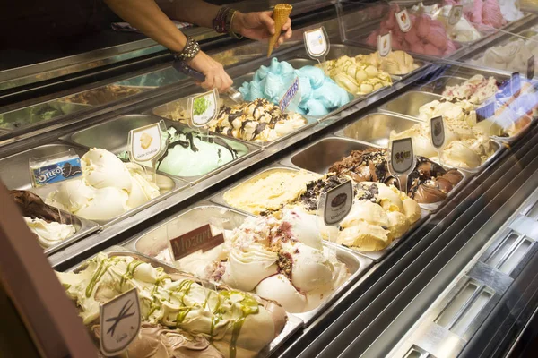 Alman halkının dondurma kişilere ve yabancı yolcuları heidelberger Pazar Meydanı veya marktplatz Dondurma dükkanında 25 Ağustos 2017 üzerinde Heidelberg, Almanya'nın satmak