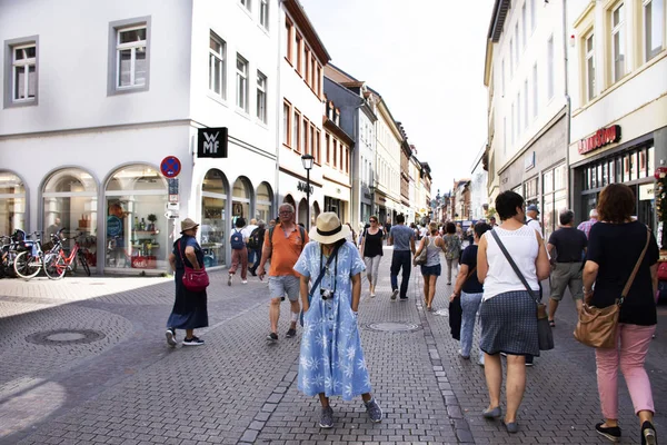 Povo Alemão Viajantes Estrangeiros Que Caminham Visitam Fazem Compras Praça — Fotografia de Stock
