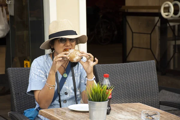 Мандрівники Тайського Жінка Подорожі Відвідати Сидячи Їсти Бутерброди Німецькому Стилі — стокове фото