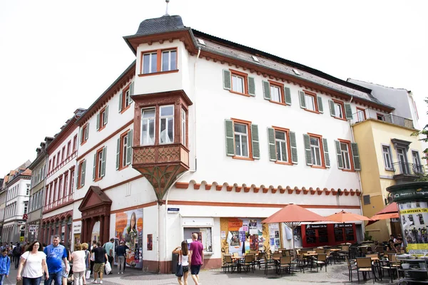 ドイツ人と外国人旅行者の訪問と座って食べ Heidelberger 旧市街市場広場やマルクトプラッツで 2017 ドイツのハイデルベルクに — ストック写真