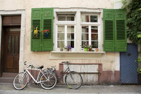 Pessoas Alemãs Param Fecham Bicicleta Frente Casa Clássica Retro Heidelberger — Fotografia de Stock