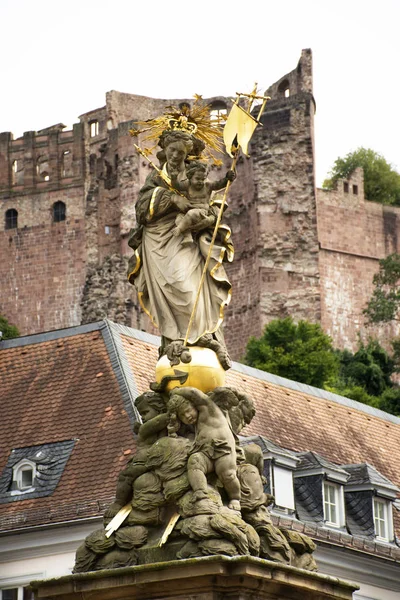 德国和外国人旅行者散步和参观麦当娜雕像在玉米市场广场或麦当娜 Vom 豪斯科恩在2017年8月25日在德国海德堡 — 图库照片